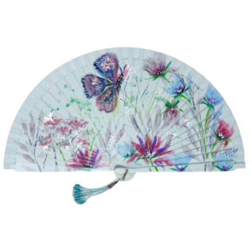 Abanico Artesanal Aire Distinto - Mariposa entre Flores de la Colección Floral, Fondo Azul Claro