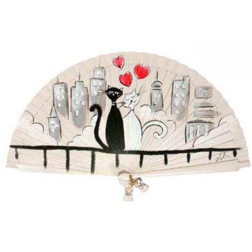 Abanico Artesanal para Enamorados con Diseño de Dos Gatos Blanco y Negro en Fondo de Ciudad con Corazones - Aire Distinto