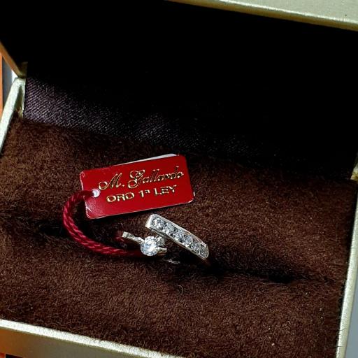 Anillo de compromiso de oro blanco 18k con circonitas [1]