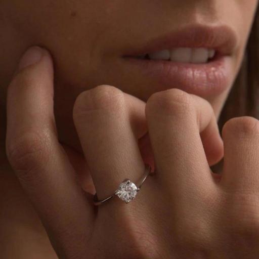 Anillo fino y sencillo con una circonita solitario para mujer  [1]