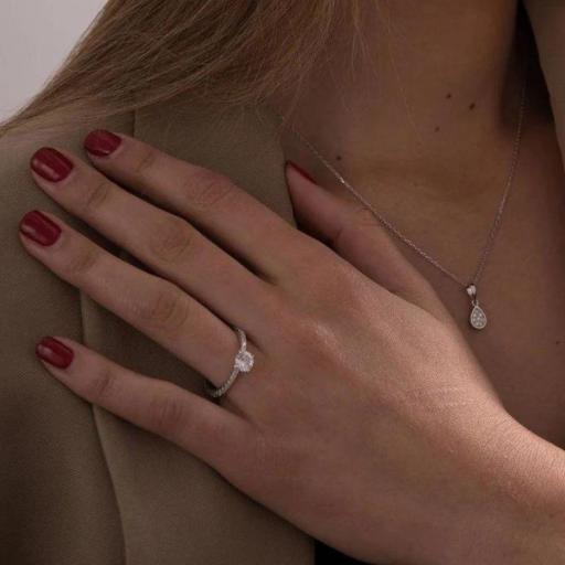 Anillo solitario con una piedra en centro de cuarzo adamantino con circonitas blancas [1]