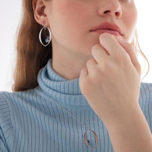 COLLAR ALPINA CON CRISTALES AZULES Y PERLA EN PLATA DE LEY BAÑADA EN RODIO · VICTORIA CRUZ [1]