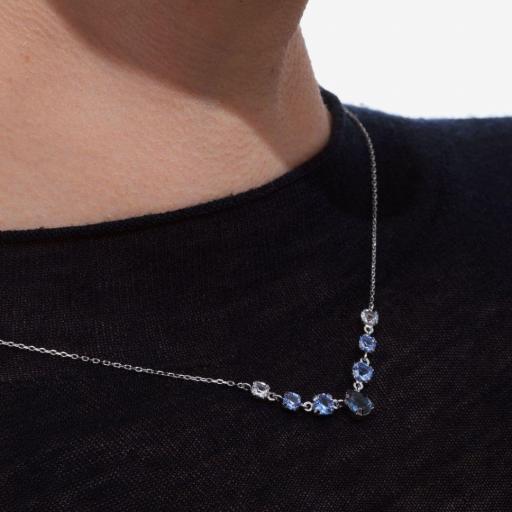 COLLAR CORTO ILLUME DE CRISTAL AZUL EN PLATA DE LEY BAÑADA EN RODIO · VICTORIA CRUZ [1]