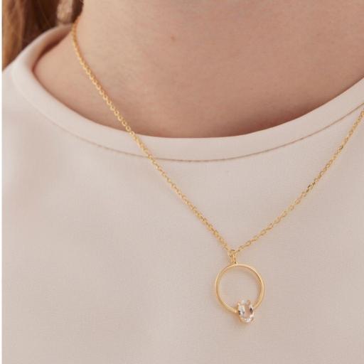 COLLAR CORTO LIEVE OVAL Y CÍRCULO CON CRISTAL BLANCO EN PLATA DE LEY BAÑADA EN ORO 18K · VICTORIA CRUZ [1]