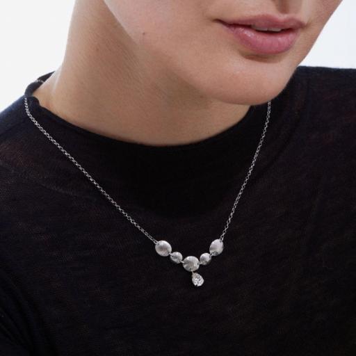 COLLAR CORTO NOISE DE CRISTAL BLANCO EN PLATA DE LEY BAÑADA EN RODIO · VICTORIA CRUZ [1]