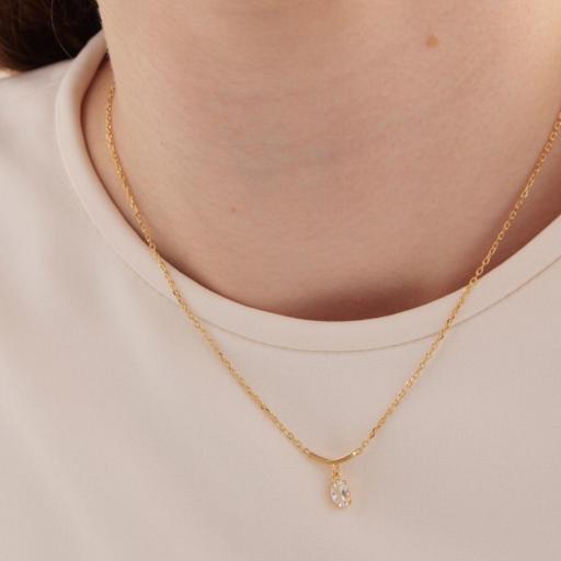 Collar Lieve oval con cristal blanco en Plata 925 baño Oro 18kt – Victoria Cruz [1]