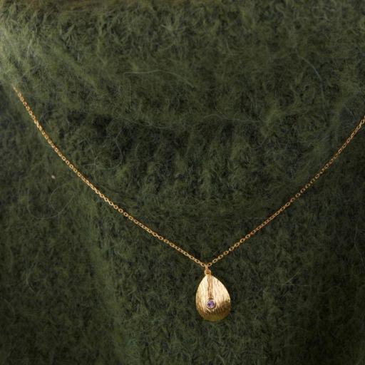 Collar gota con cristal violeta en Plata 925 baño Oro 18kt – Victoria Cruz [1]