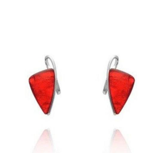 Pendientes en metal y resina  triángulos en tono rojo