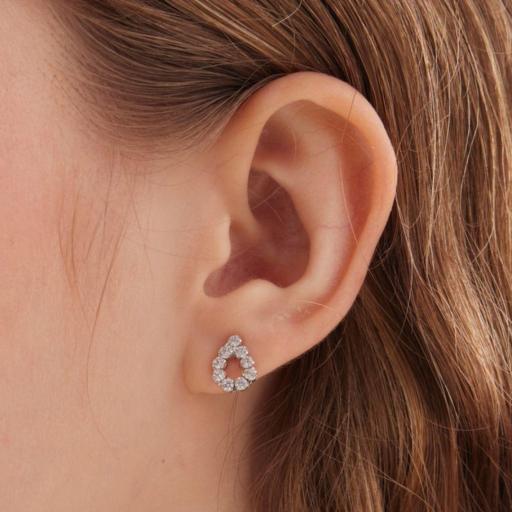 PENDIENTES BOTÓN LIEVE LÁGRIMA DE CRISTAL RIVIERE BLANCO EN PLATA DE LEY BAÑADA EN RODIO · VICTORIA CRUZ [1]