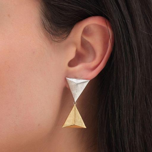 PENDIENTES GOOD MORNING TRIÁNGULO BICOLOR EN PLATA DE LEY · VICTORIA CRUZ [2]