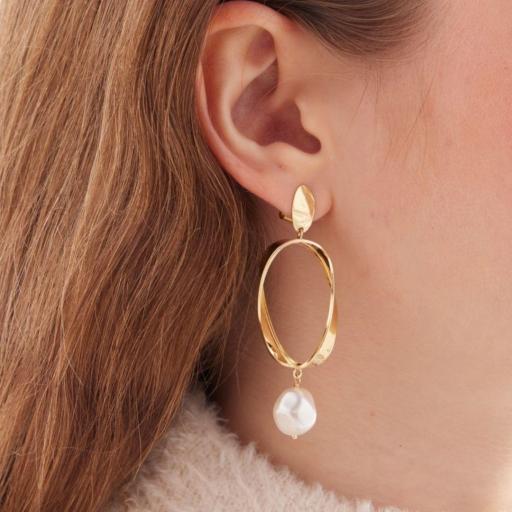 PENDIENTES LARGOS ESPIRAL SERA CON PERLA BARROCA EN PLATA DE LEY BAÑADA EN ORO 18K · VICTORIA CRUZ [1]