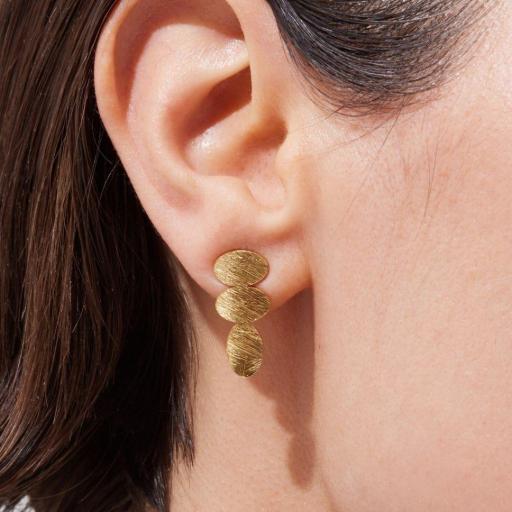 Pendientes Noise Oval Texturizados en Plata de Ley bañada en Oro 18kt – Victoria Cruz [1]