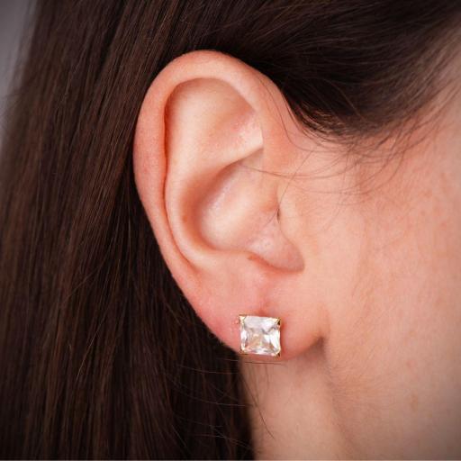 Pendientes Oro Amarillo 18K con Circonita Cuadrada – Brillo Geométrico de 7 mm [1]