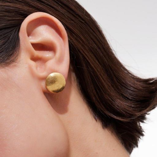 Pendientes Zoom Esfera Texturizada en Plata de Ley bañada en Oro 18kt – Victoria Cruz [1]