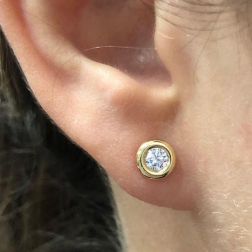 Pendientes chatón con circonita blanca de oro 18k con rosca [1]