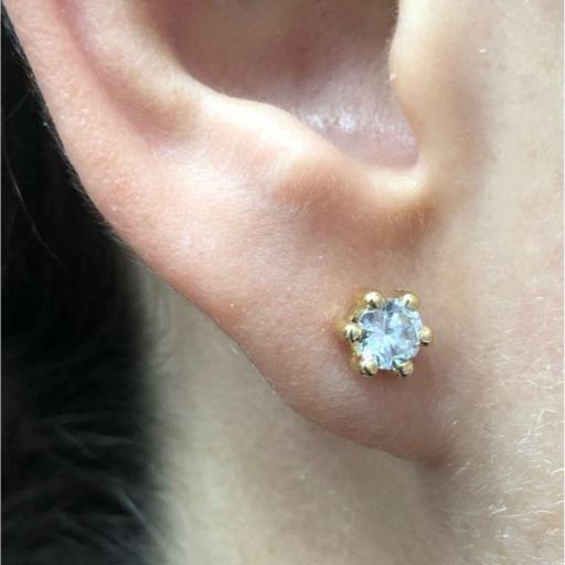 Pendientes con circonita blanca en garras de oro 18k con rosca [1]