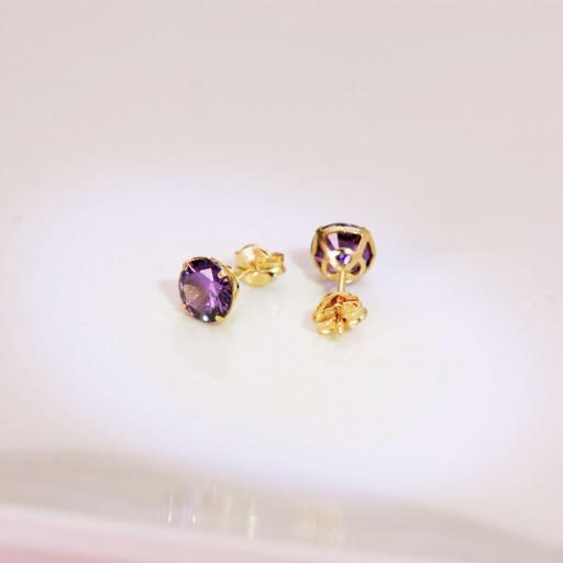 Pendientes pequeños con piedra en tono amatista en oro 18k [1]