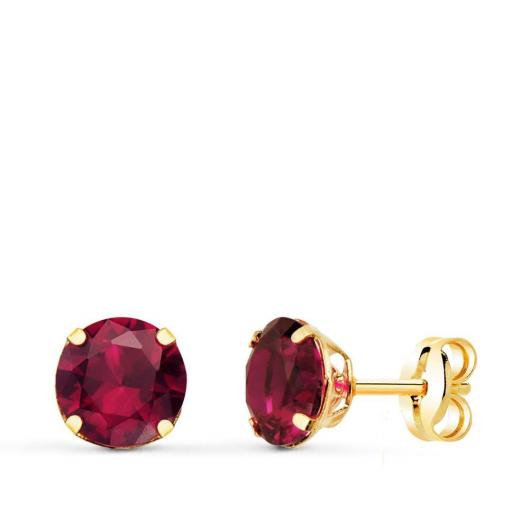 Pendientes pequeños con piedra en tono rojo en oro 18k