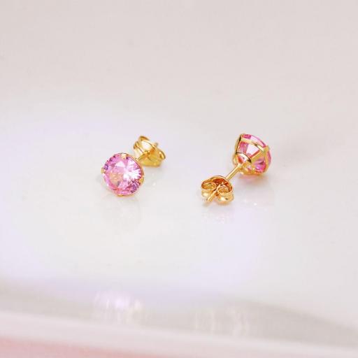 Pendientes pequeños con piedra en tono rosa en oro 18k [1]