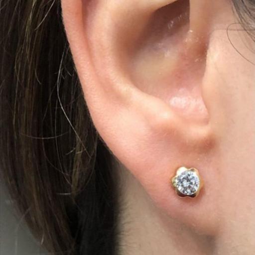 Pendientes flor con circonita blanca de oro 18k con rosca [1]