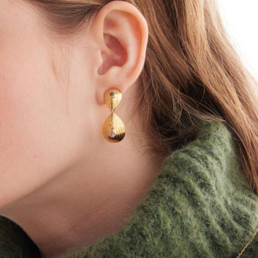 Pendientes gota con cristales multicolor en Plata 925 baño Oro 18kt – Victoria Cruz [1]