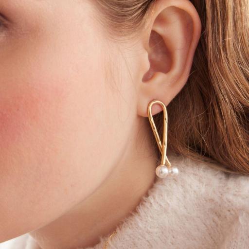 Pendientes lazo con perla en Plata 925 baño Oro 18kt – Victoria Cruz [1]