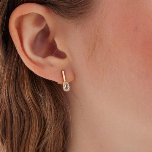 Pendientes oval Lieve con cristal blanco en Plata 925 baño Oro 18kt – Victoria Cruz [1]