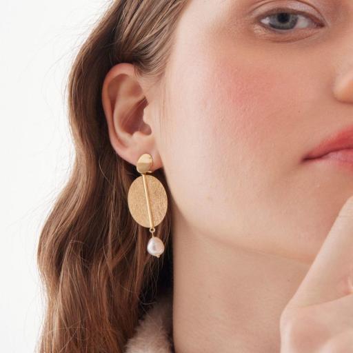 Pendientes oval textura con perla barroca en Plata 925 baño Oro 18kt – Victoria Cruz [1]
