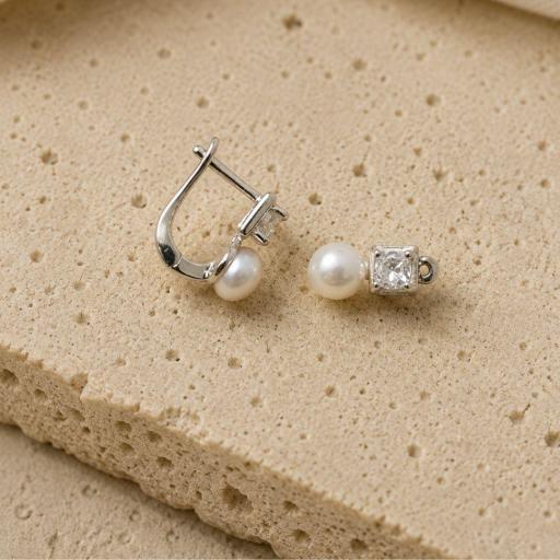 Pendientes pequeños para niña en plata con cierre catalán y perla – Dulzura elegante para momentos especiales [1]