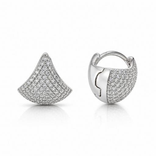 Pendientes pequeños y elegantes de Salvatore en forma triangular