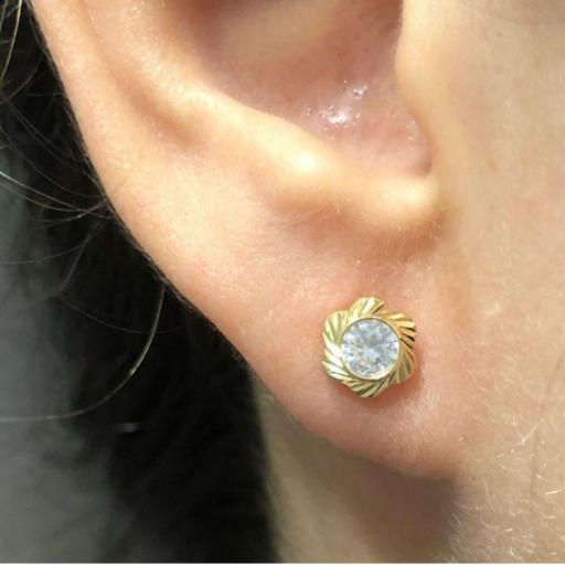 Pendientes tallados flor con circonita blanca de oro 18k con rosca [1]