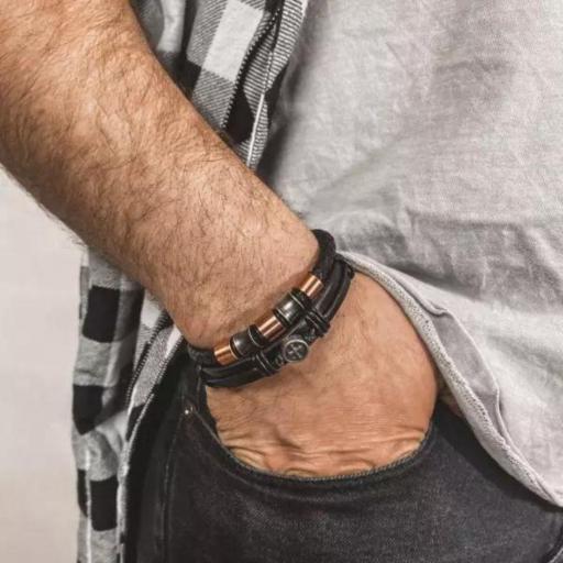 Pulsera trenzada para hombre con elegantes dijes en tono oro rosa y gris [1]