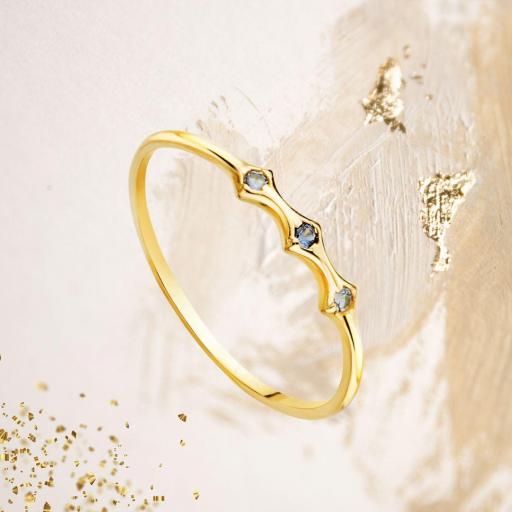 Anillo Fino de Oro 18k con 3 Circonitas Azules – Elegancia Minimalista [1]