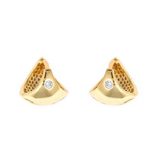 Pendientes pequeños y elegantes de Salvatore en forma triangular en baño de oro con circonitas [1]