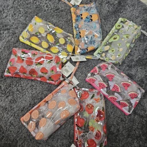 NECESER TRANSPARENTE CON ESTAMPADO FRUTAL [1]