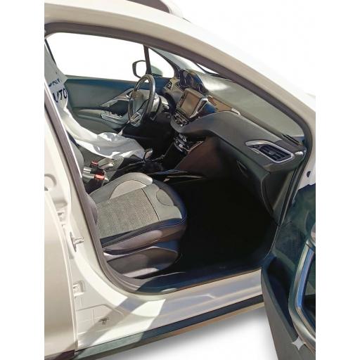 Peugeot 2008 1.2 PureTech Allure [6]