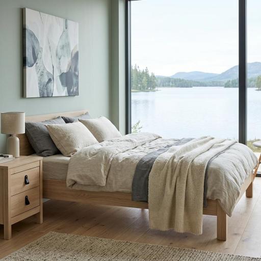 Mesita de Noche Nórdica de Madera Clara con Tiradores de Cuero – Colección Dormiky