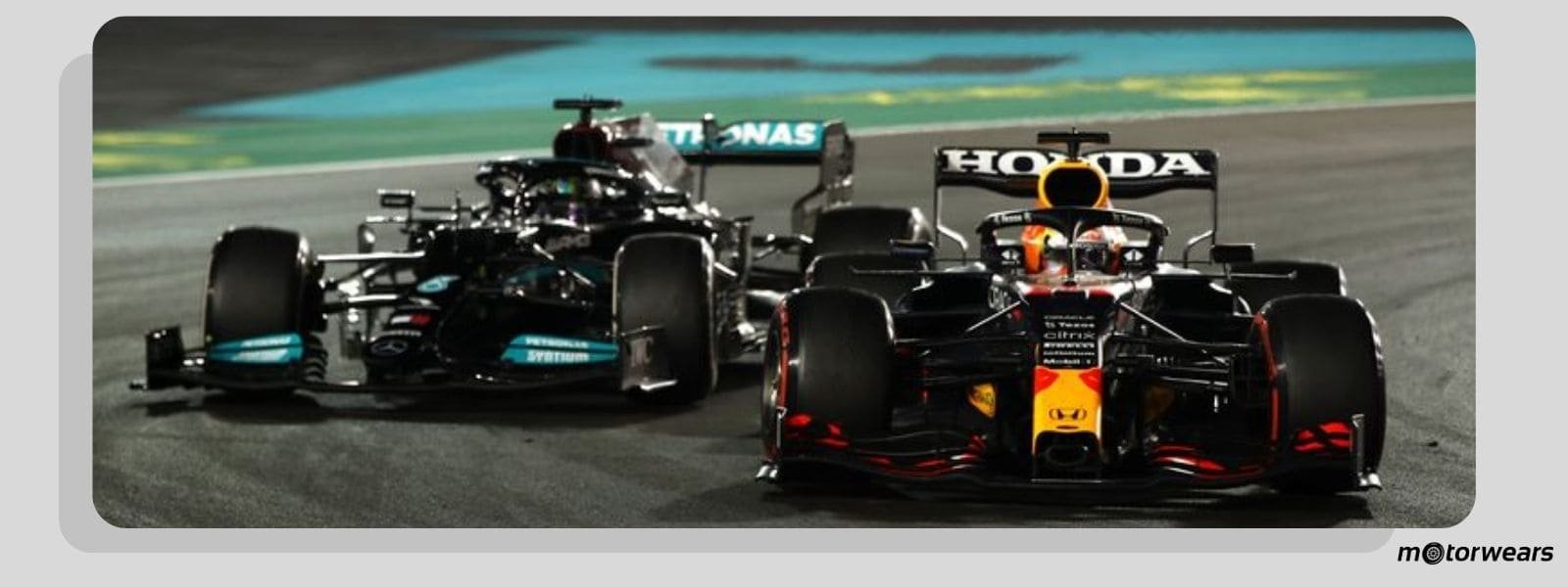 Verstappen adelanta a Hamilton tras en Safety Car en Abu Dhabi 2021.