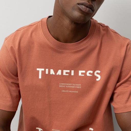 Camiseta Corte Regular con Estampado Rosa