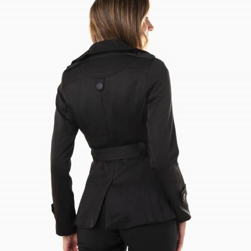 Gabardina con cinturón [1]