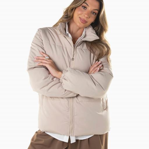 Abrigo acolchado beige claro cuello alto