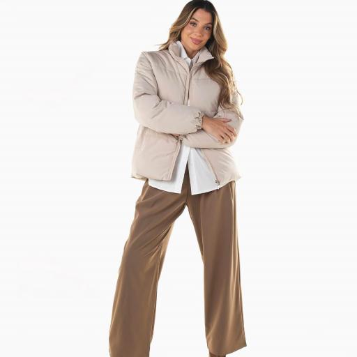 Abrigo acolchado beige claro cuello alto [3]