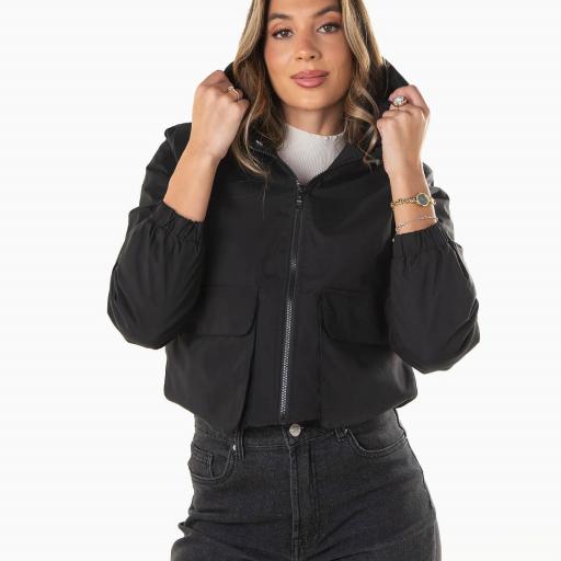 Abrigo acolchado negro con capucha