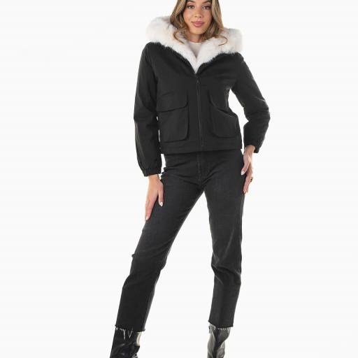 Abrigo acolchado negro con capucha [1]