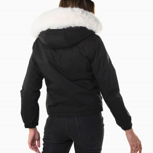 Abrigo acolchado negro con capucha [2]