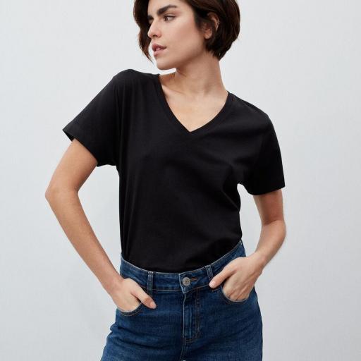 Camiseta Escote V Negra
