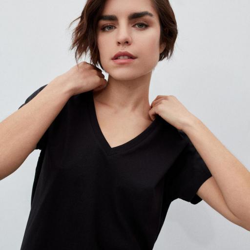 Camiseta Escote V Negra [3]