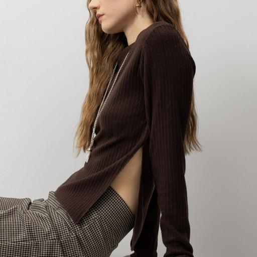 Camiseta Slim con Bajo Asimétrico [2]