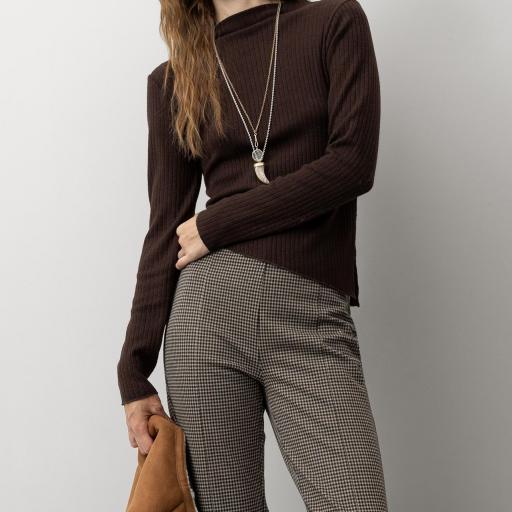 Camiseta Slim con Bajo Asimétrico [3]