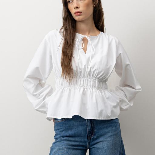 Blusa blanca con fruncido